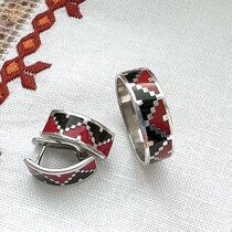 обзорное фото Серебряное кольцо Вышиванка красное и чёрное, серебро 925 пробы 037259  Серебряные кольца со вставками