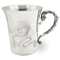 обзорное фото Серебряная чашка с гравировкой в виде дракона с ажурным ушком 039291  Серебряные чашки
