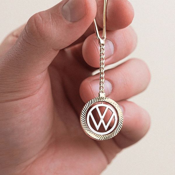 Брелок у лимонному і білому золоті 585 проби з логотипом Volkswagen (Фольксваген) без вставок 041990 041990 фото