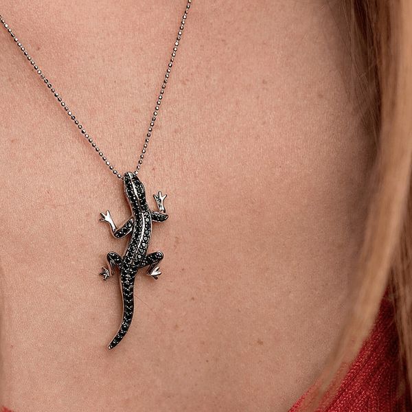 Підвіс у білому золоті Ящірка з зеленими очима і доріжками чорних фіанітів 041847 041847 фото
