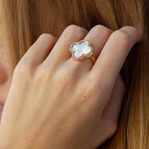 Золота каблучка Конюшина з перламутром 038667 038667 фото