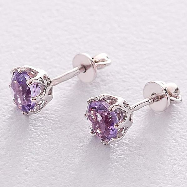 Серьги - гвоздики с фиолетовым аметистом в белом золоте 039333 039333 фото