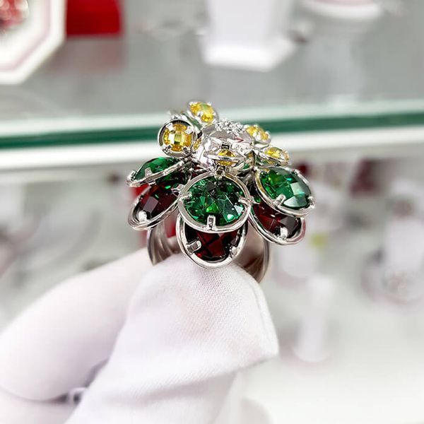 Серебряное кольцо Цветок с зелеными и красными камнями 031622 031622 фото
