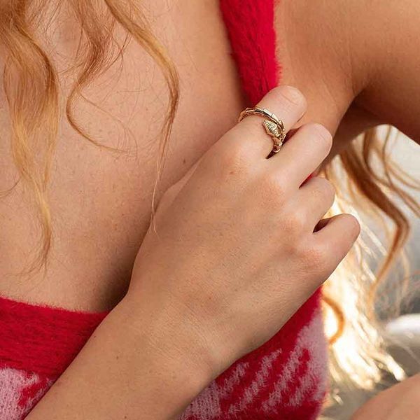 Жесткое кольцо в желтом золоте Змея с фианитами 039059 039059 фото