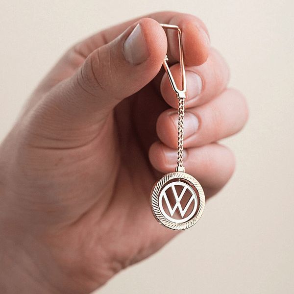 Брелок у червоному і білому золоті 585 проби з логотипом Volkswagen (Фольксваген) без вставок 041989 041989 фото