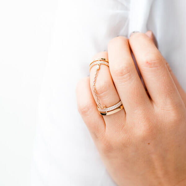 фаланговое кольцо из золота на руке фаланговое кольцо из золота на руке