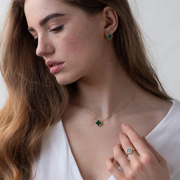 золотое колье на шею с малахитом золотое колье на шею с малахитом