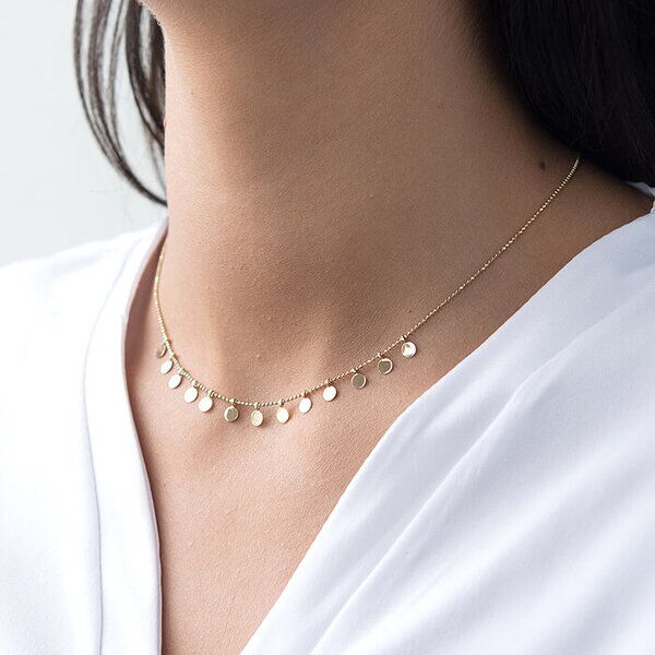 колье золотое с монетками на шее колье золотое с монетками на шее