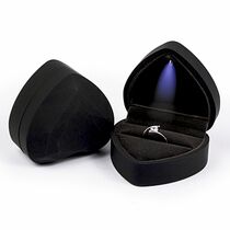 обзорное фото Чёрный футляр для кольца с подсветкой Бриллиантовое сердце 037510  Подарочные футляры и упаковки