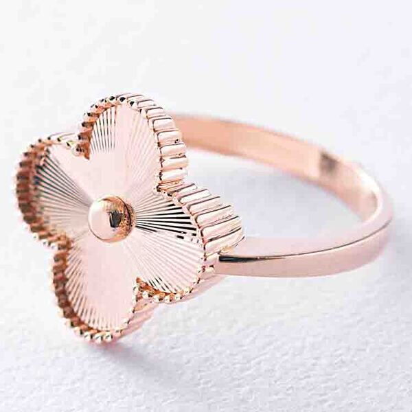 Кольцо с алмазной гравировкой Клевер в красном золоте 039164 детальное изображение ювелирного изделия Золотые кольца без вставок Кольцо с алмазной гравировкой Клевер в красном золоте 039164 детальное изображение ювелирного изделия Золотые кольца без вставок