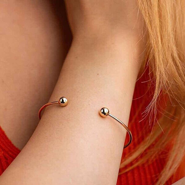 Жесткий браслет с шариками в желтом золоте без вставок 039183 детальное изображение ювелирного изделия Золотые браслеты без камней Жесткий браслет с шариками в желтом золоте без вставок 039183 детальное изображение ювелирного изделия Золотые браслеты без камней