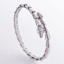 обзорное фото Золотой браслет жесткий в белом золоте в форме змеи 038171 Жесткие браслеты из золота обзорное фото Золотой браслет жесткий в белом золоте в форме змеи 038171  Жесткие браслеты из золота
