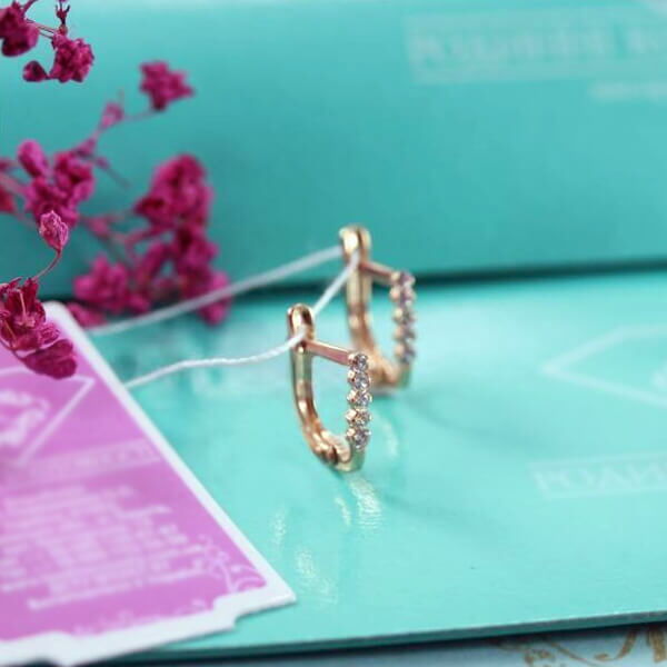 Серьги в красном золоте на английском замке с фианитами 027623 Серьги в красном золоте на английском замке с фианитами 027623