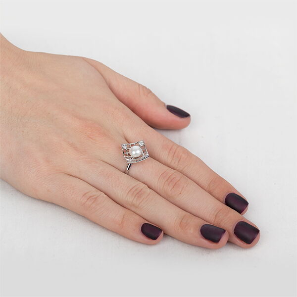 Золотое кольцо с жемчугом и бриллиантами Золотое кольцо с жемчугом и бриллиантами