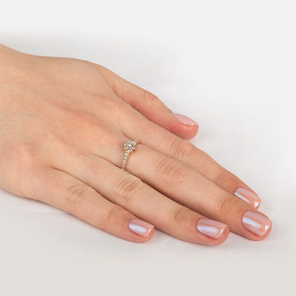 Золотое кольцо с бриллиантом 027313 на руке