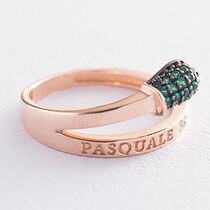 обзорное фото Современное кольцо из красного золота Спичка с зелеными фианитами 032838  Золотые кольца с фианитом