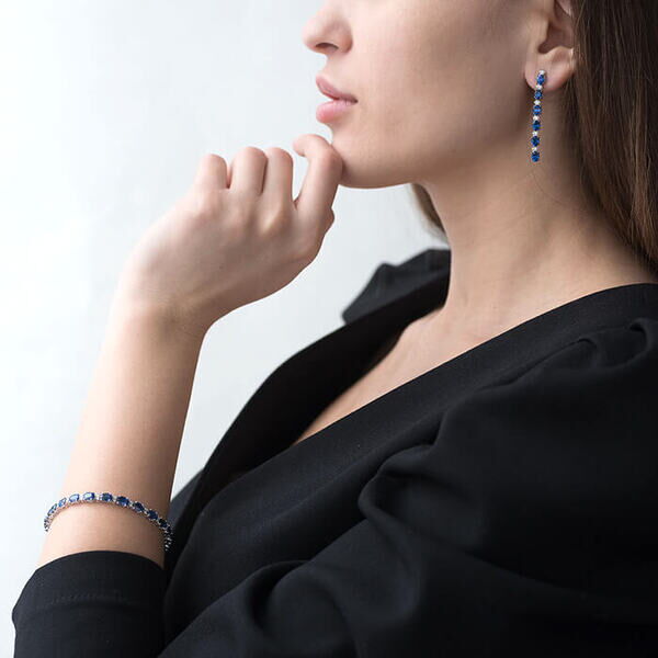 шикарный браслет с сапфирами на руке шикарный браслет с сапфирами на руке