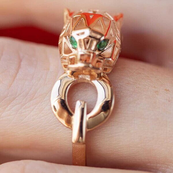 Каблучка в червоному золоті Пантера з зеленими фіанітами 039126 детальне зображення ювелірного виробу Каблучка в червоному золоті Пантера з зеленими фіанітами 039126 детальне зображення ювелірного виробу