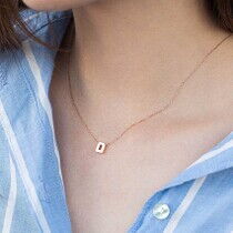 обзорное фото Нежное колье с маленькой буквой О в красном золоте 585 пробы 039952 Золотое колье без камней обзорное фото Нежное колье с маленькой буквой О в красном золоте 585 пробы 039952  Золотое колье без камней