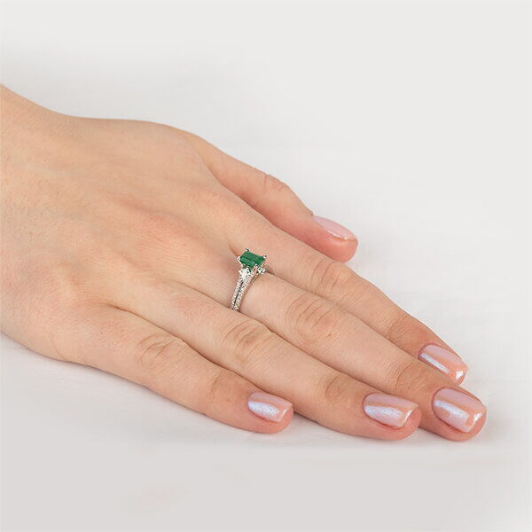 Кольцо с белого золота с изумрудом 027120 Кольцо с белого золота с изумрудом 027120