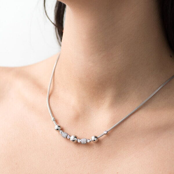 женское колье бусины