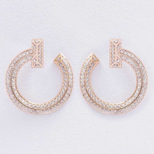 Стильні золоті сережки-пусети з фіанітами 038393 детальне зображення ювелірного виробу Стильні золоті сережки-пусети з фіанітами 038393 детальне зображення ювелірного виробу