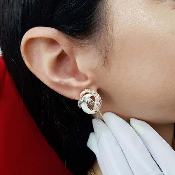 золотые серьги с белой вставкой золотые серьги с белой вставкой