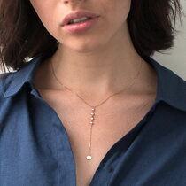 обзорное фото Нежное золотое колье с сердечком и фианитами 033228  Золотые колье с камнями