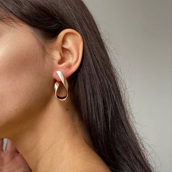 Золотые серьги без вставок в виде ленты "Нея" 037945 детальное изображение ювелирного изделия Золотые серьги с английским замком Золотые серьги без вставок в виде ленты "Нея" 037945 детальное изображение ювелирного изделия Золотые серьги с английским замком