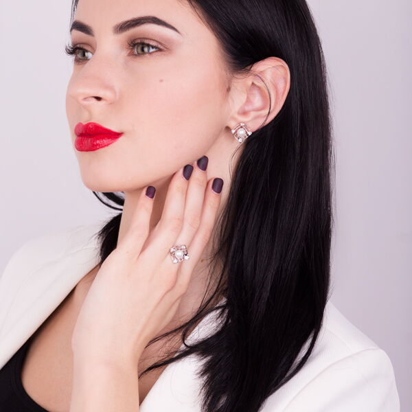 Золотое кольцо с жемчугом и бриллиантами Золотое кольцо с жемчугом и бриллиантами