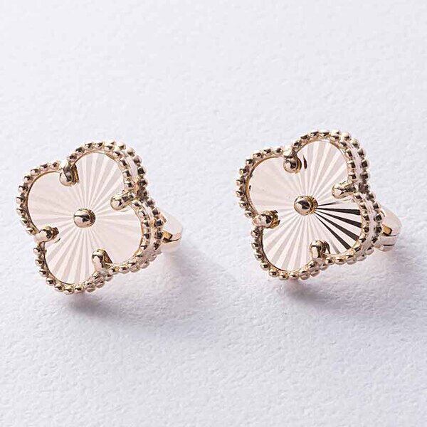 Женские серьги в желтом золоте Клевер с алмазной гранью на английской застежке 039045 детальное изображение ювелирного изделия Золотые серьги без вставок Женские серьги в желтом золоте Клевер с алмазной гранью на английской застежке 039045 детальное изображение ювелирного изделия Золотые серьги без вставок