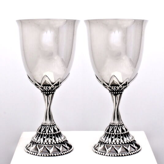 Набор из двух серебряных бокалов, 100 мл с ажурной ножкой в восточном стиле 038184 детальное изображение ювелирного изделия Наборы столового серебра Набор из двух серебряных бокалов, 100 мл с ажурной ножкой в восточном стиле 038184 детальное изображение ювелирного изделия Наборы столового серебра