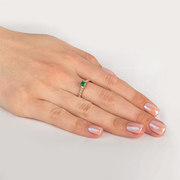 Золотое кольцо с изумрудом 027137 на руке Золотое кольцо с изумрудом 027137 на руке