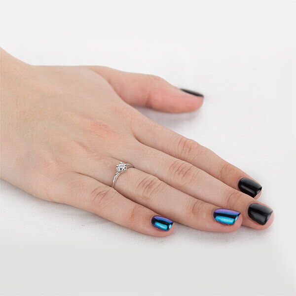 Кольцо из белого золота с бриллиантом  Кольцо из белого золота с бриллиантом