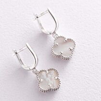 обзорное фото Серьги подвески из белого золота Клевер с перламутром 038424 Золотые серьги с перламутром обзорное фото Серьги подвески из белого золота Клевер с перламутром 038424  Золотые серьги с перламутром