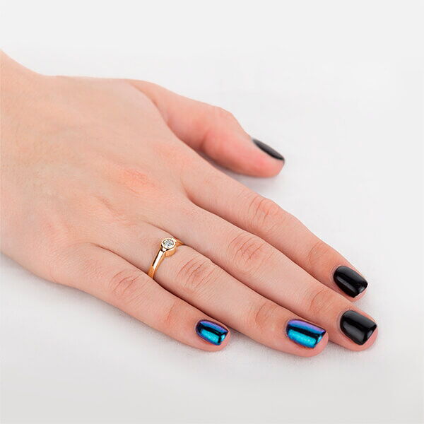 Золотое кольцо с бриллиантом