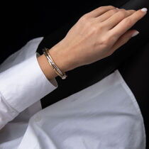 обзорное фото Золотой браслет жесткий в комбинированном золоте "Переплетение" 037993 Жесткие браслеты из золота обзорное фото Золотой браслет жесткий в комбинированном золоте "Переплетение" 037993  Жесткие браслеты из золота