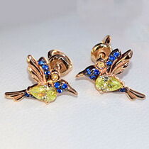 обзорное фото Серьги - пусеты Колибри с голубыми и желтыми фианитами в красном золоте 039353  Золотые серьги с фианитом