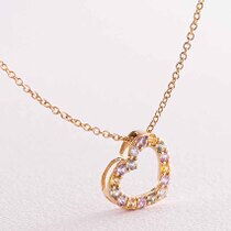 обзорное фото Колье в желтом золоте Сердце с сапфирами и сапфирами и бриллиантами 038783  Золотое колье с бриллиантами