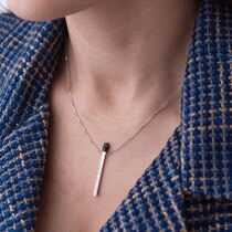 обзорное фото Колье из белого золота Спичка с черными фианитами 031674 Золотые колье с камнями обзорное фото Колье из белого золота Спичка с черными фианитами 031674  Золотые колье с камнями