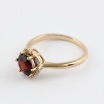 обзорное фото Золотое кольцо с гранатом 023811 Золотые кольца с гранатом обзорное фото Золотое кольцо с гранатом 023811  Золотые кольца с гранатом