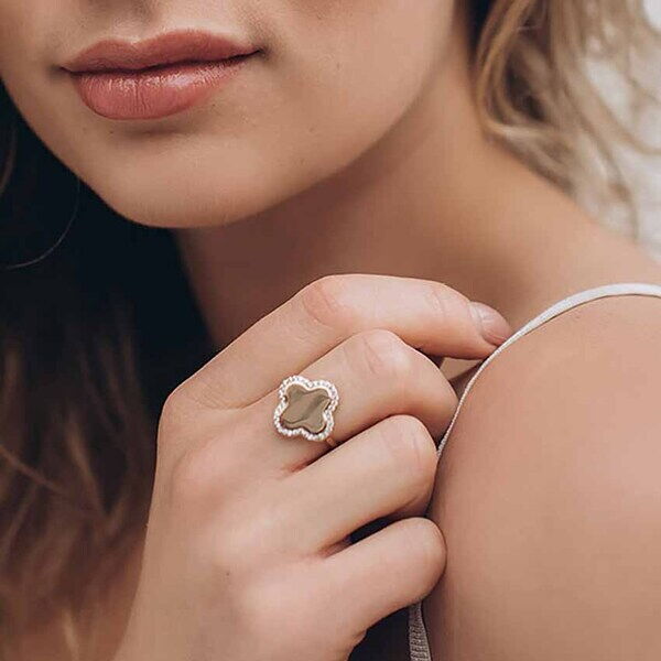 Золота каблучка Конюшина з фіанітами 038647 детальне зображення ювелірного виробу Золота каблучка Конюшина з фіанітами 038647 детальне зображення ювелірного виробу