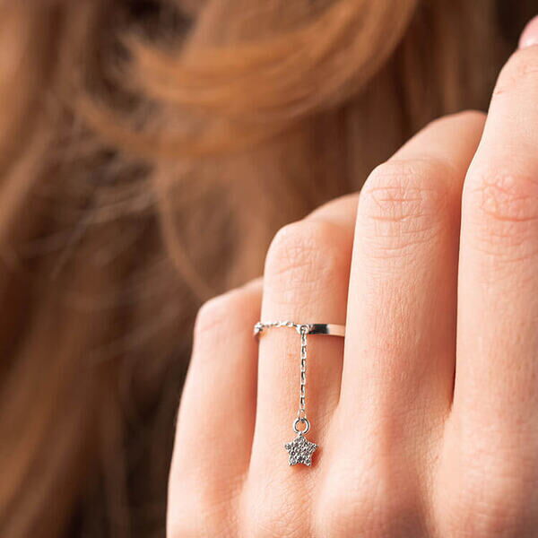 белое золотое кольцо с подвеской на цепочке белое золотое кольцо с подвеской на цепочке