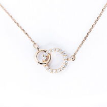 обзорное фото Колье с двумя бриллиантовыми кольцами из красного золота 039223 Золотое колье с бриллиантами обзорное фото Колье с двумя бриллиантовыми кольцами из красного золота 039223  Золотое колье с бриллиантами