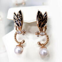 обзорное фото Золотые серьги Стрекоза с жемчугом эмалью и фианитами 031599  Золотые серьги с жемчугом