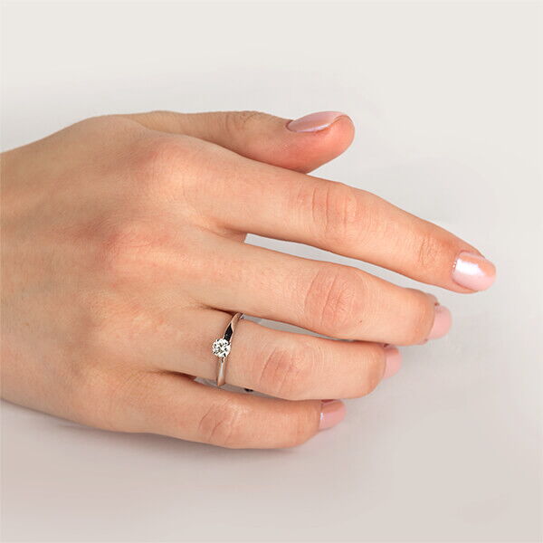 Золотое кольцо с бриллиантом 027114 на руке Золотое кольцо с бриллиантом 027114 на руке