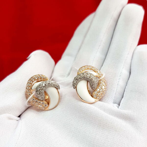 Шикарные золотые серьги с фианитами и белой эмалью 030782 детальное изображение ювелирного изделия Золотые серьги с эмалью Шикарные золотые серьги с фианитами и белой эмалью 030782 детальное изображение ювелирного изделия Золотые серьги с эмалью