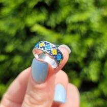 обзорное фото Серебряное кольцо Украинская Вышиванка жёлто-голубая, родированное серебро 925 пробы 037255  Украинская символика из золота и серебра