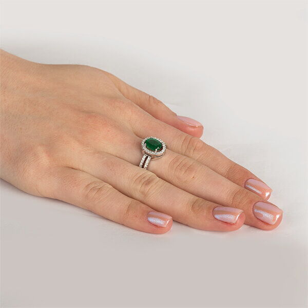 Золотое кольцо с изумрудом 027122 на руке Золотое кольцо с изумрудом 027122 на руке