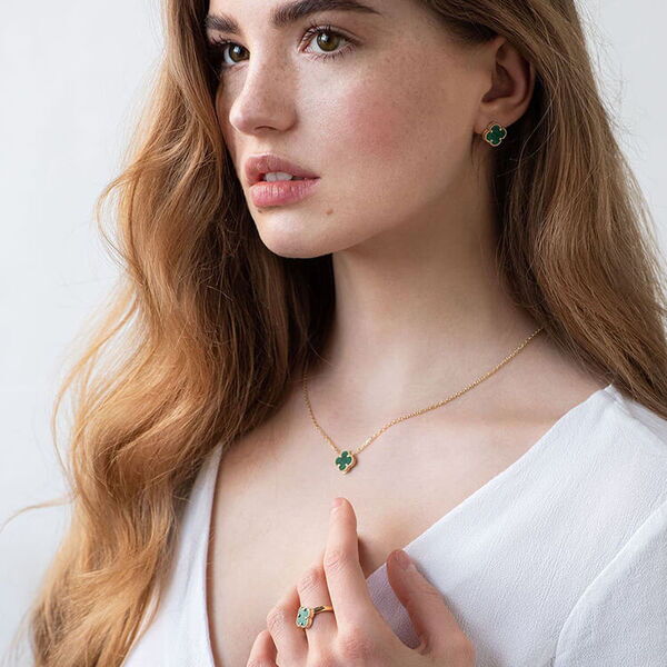 колье золотое клевер с малахитом в стиле ван клиф фото на моделе колье золотое клевер с малахитом в стиле ван клиф фото на моделе